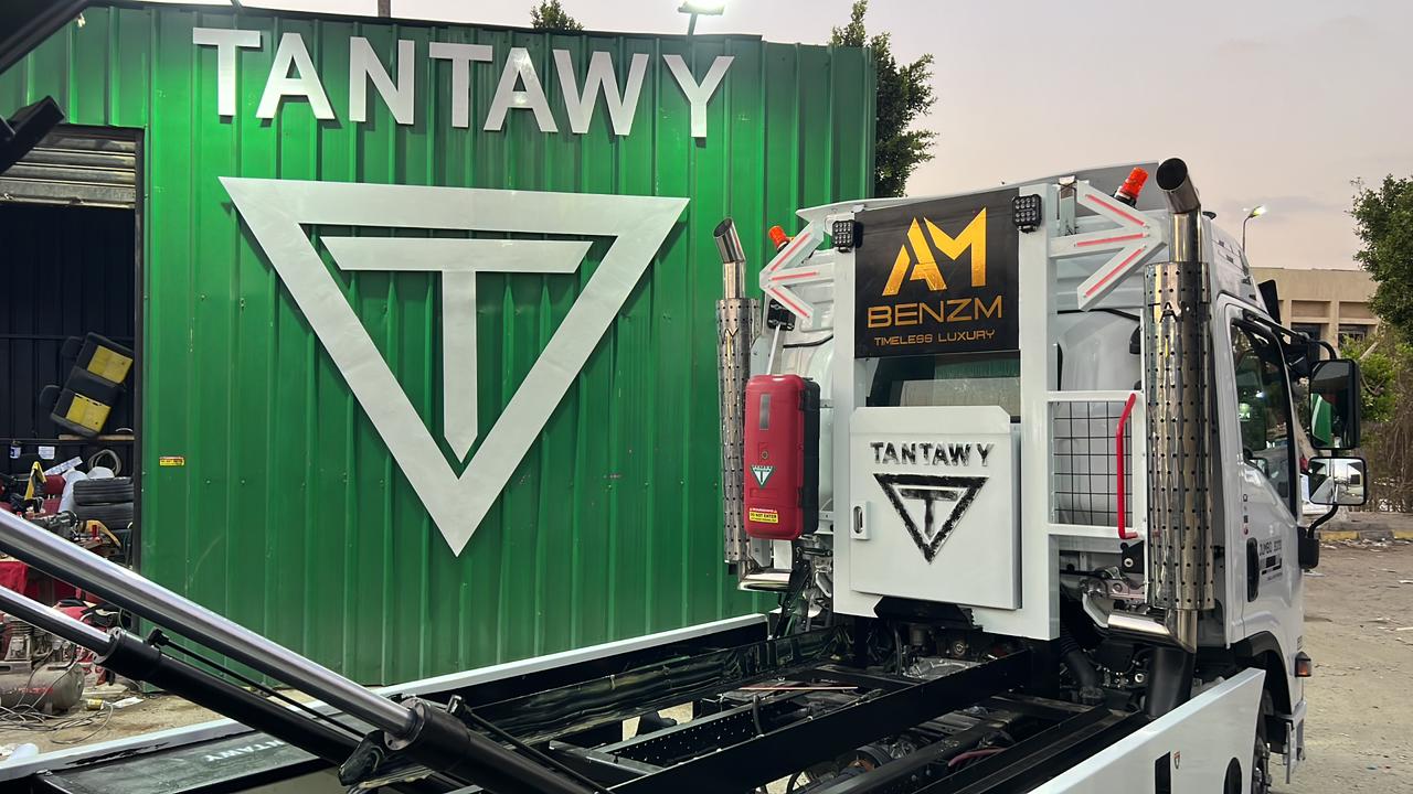 ونش Benzm الأحمر ينقل سيارة في القاهرة