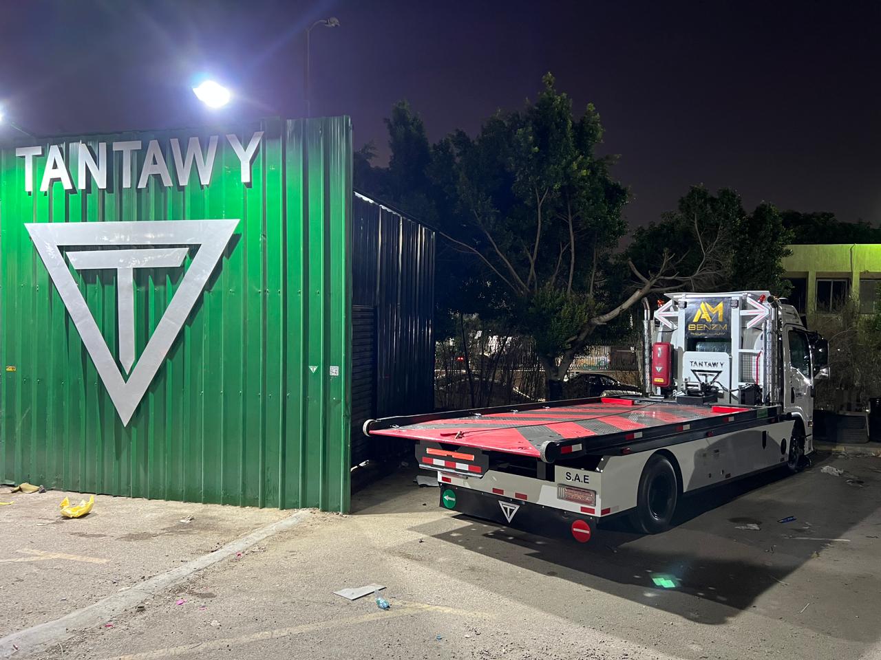 ونش Benzm يحمل سيارة على طريق في الجيزة