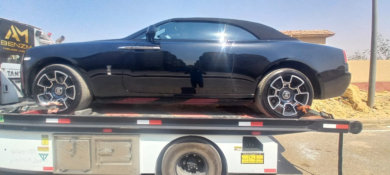 سيارة مرسيدس سوداء على ونش Benzm