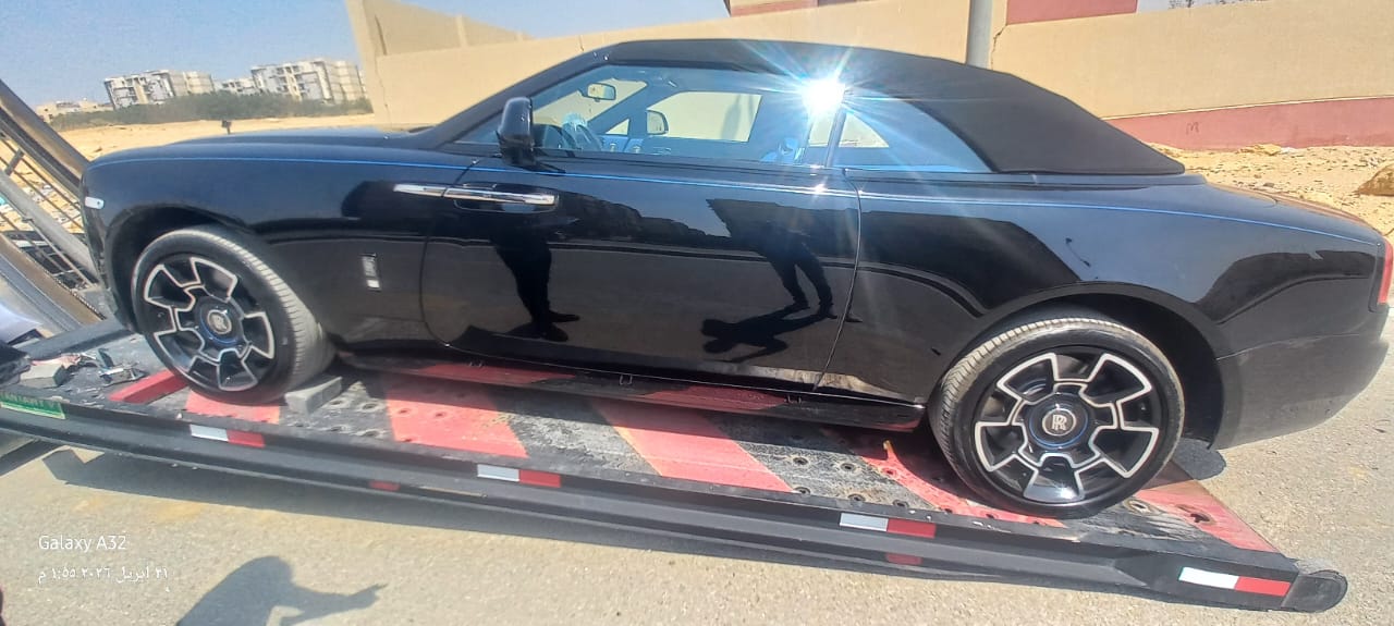 سيارة رولز رويس سوداء أثناء النقل على الونش