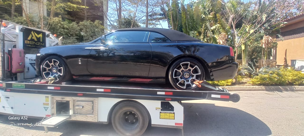 سيارة سوداء أثناء النقل على ونش إنقاذ