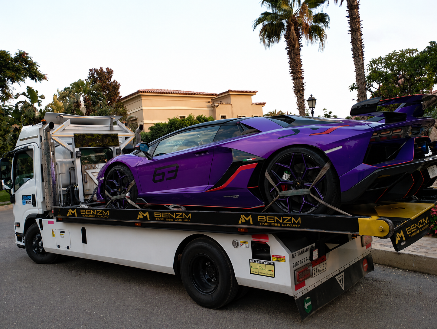 سيارة رياضية بنفسجية على ونش Benzm الرياضي الأوروبي